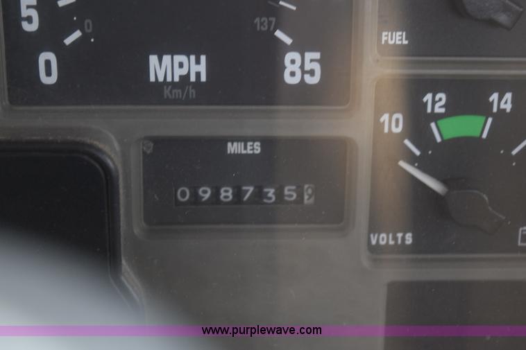 image for item L5052 1992 International 8100 flatbed truck