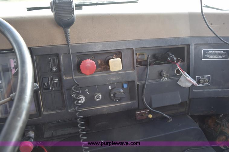 image for item L5052 1992 International 8100 flatbed truck