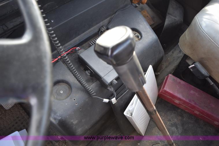 image for item L5052 1992 International 8100 flatbed truck