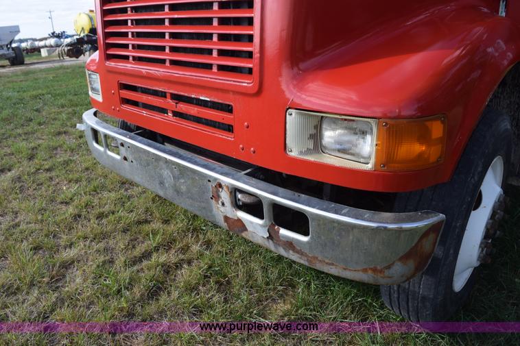 image for item L5052 1992 International 8100 flatbed truck