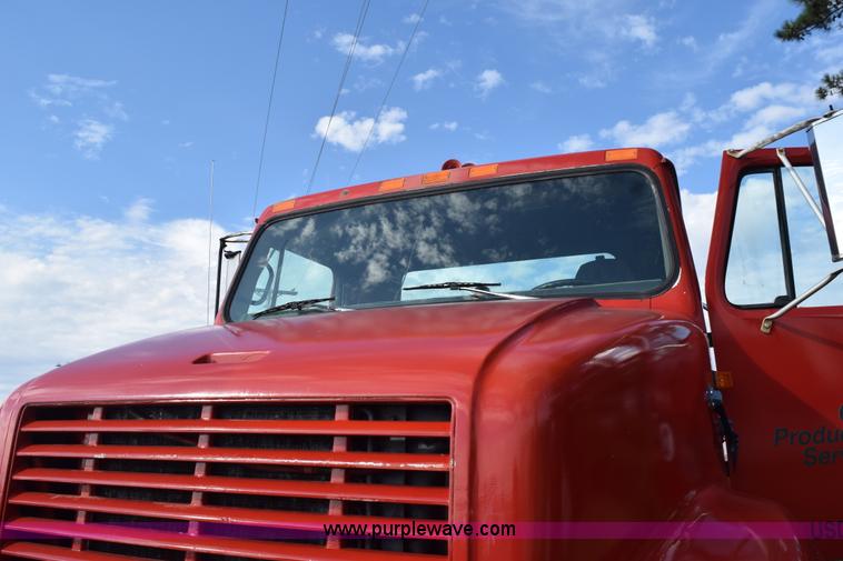 image for item L5052 1992 International 8100 flatbed truck
