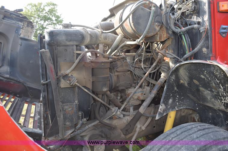 image for item L5052 1992 International 8100 flatbed truck