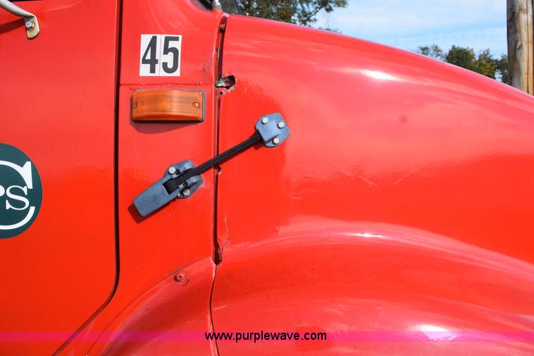 image for item L5052 1992 International 8100 flatbed truck