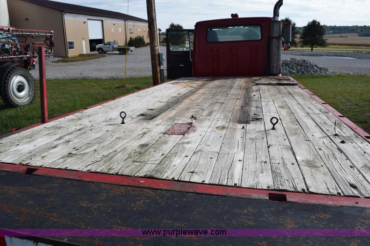 image for item L5052 1992 International 8100 flatbed truck