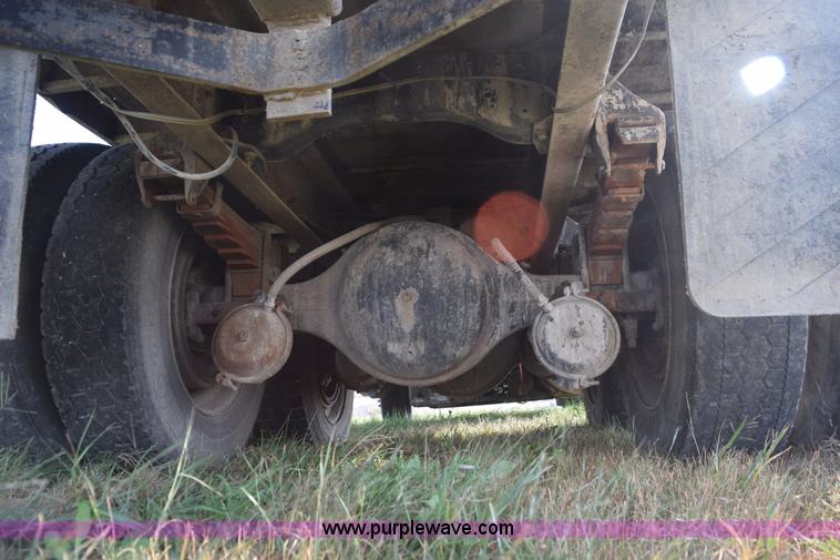 image for item L5052 1992 International 8100 flatbed truck