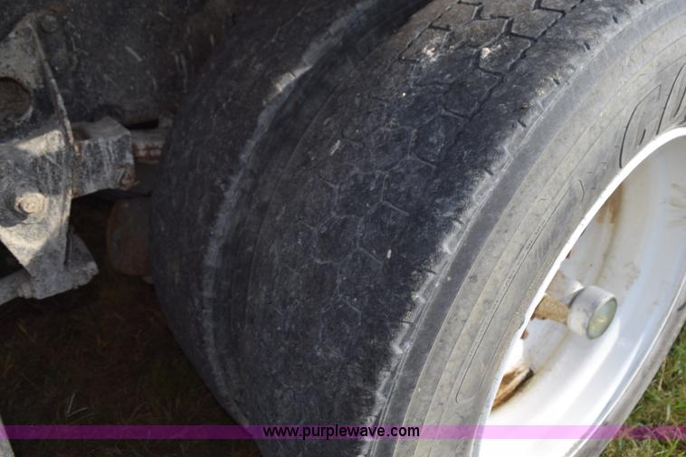 image for item L5052 1992 International 8100 flatbed truck