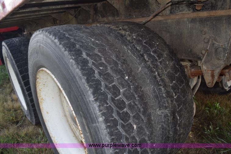 image for item L5052 1992 International 8100 flatbed truck