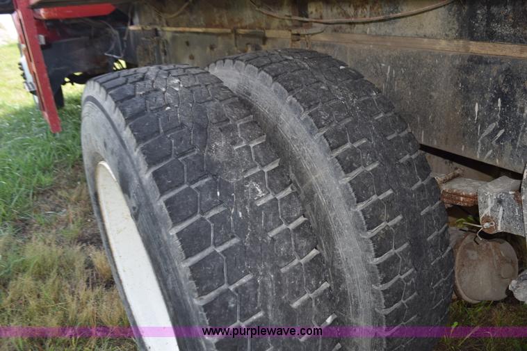 image for item L5052 1992 International 8100 flatbed truck