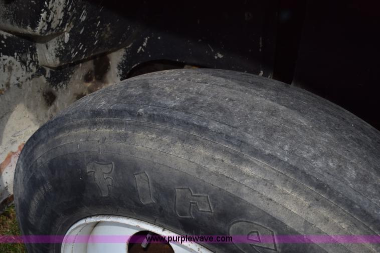 image for item L5052 1992 International 8100 flatbed truck