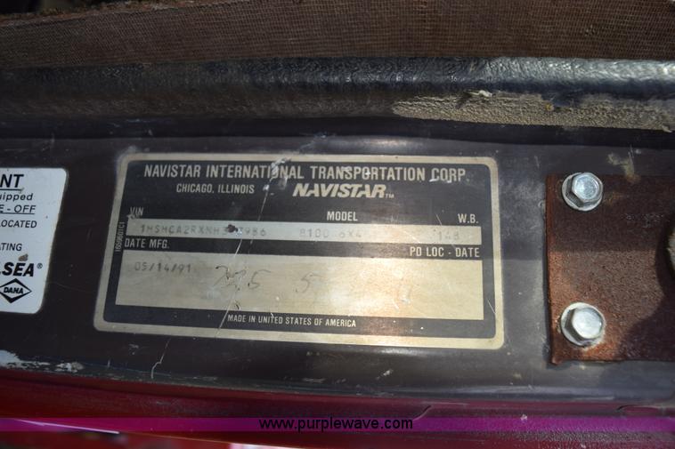 image for item L5052 1992 International 8100 flatbed truck