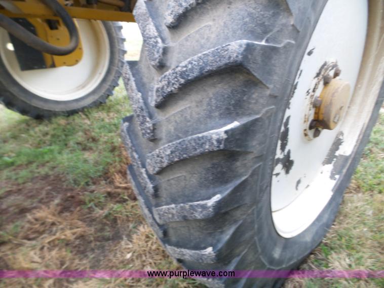 image for item L5062 1999 Ag-Chem RoGator 854 self-propelled sprayer