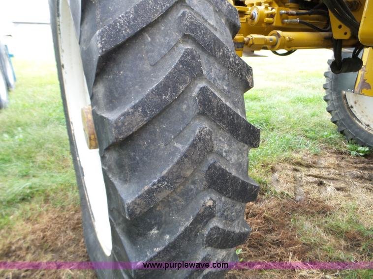 image for item L5062 1999 Ag-Chem RoGator 854 self-propelled sprayer