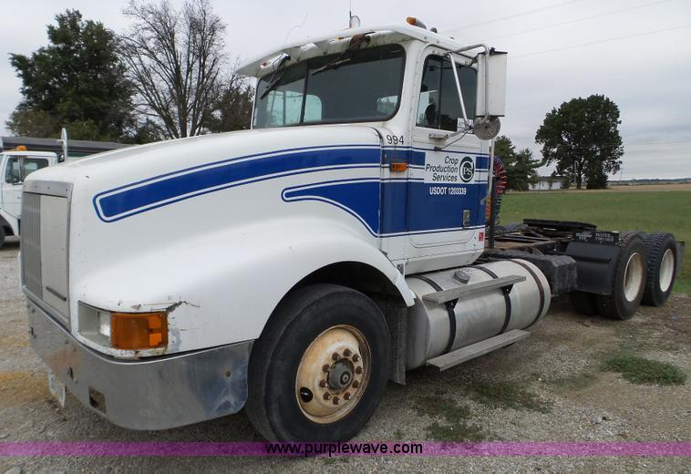 image for item L5064 1993 International 9400 semi truck