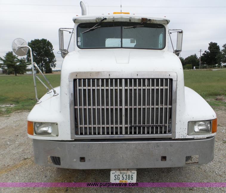 image for item L5064 1993 International 9400 semi truck