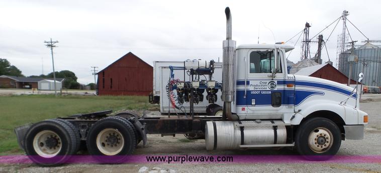 image for item L5064 1993 International 9400 semi truck