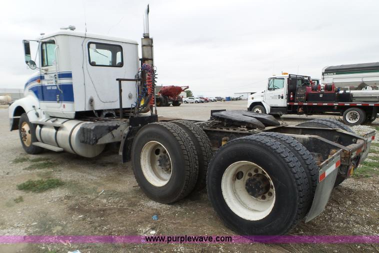 image for item L5064 1993 International 9400 semi truck