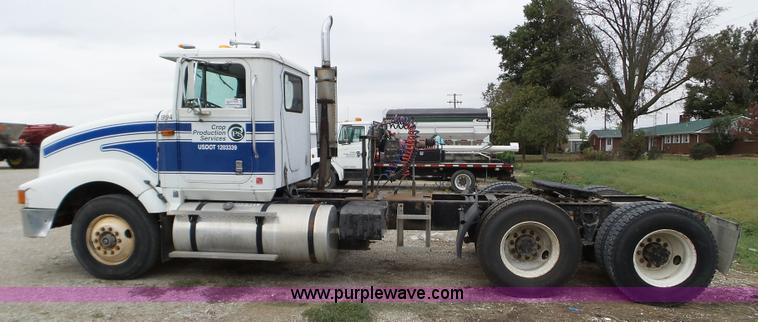 image for item L5064 1993 International 9400 semi truck