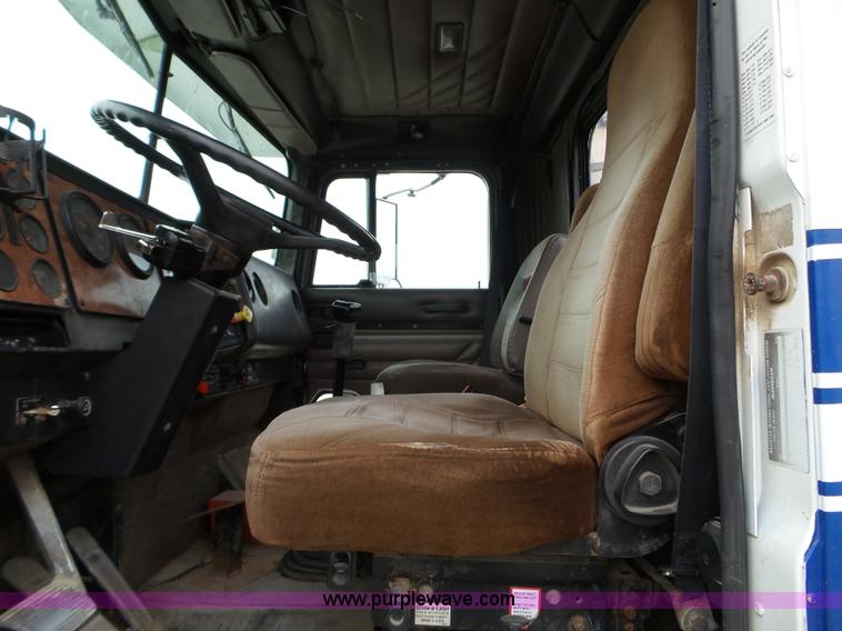 image for item L5064 1993 International 9400 semi truck