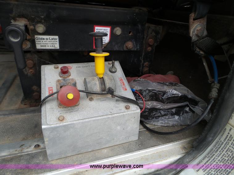 image for item L5064 1993 International 9400 semi truck