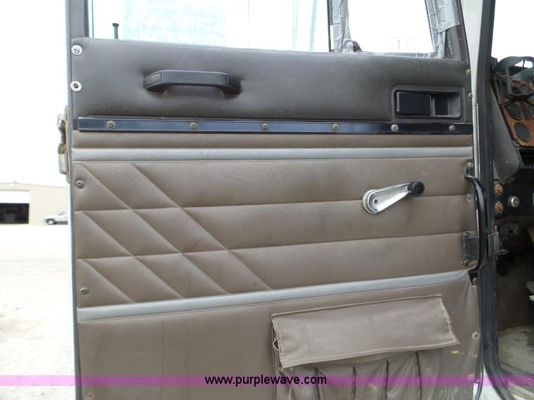 image for item L5064 1993 International 9400 semi truck