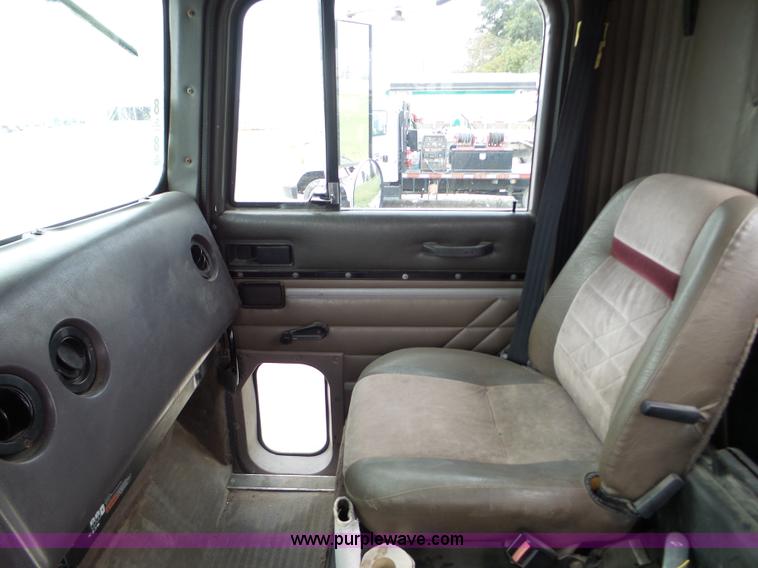 image for item L5064 1993 International 9400 semi truck