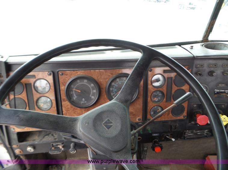 image for item L5064 1993 International 9400 semi truck