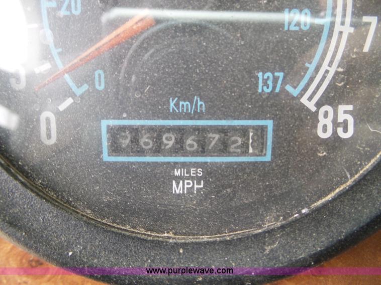 image for item L5064 1993 International 9400 semi truck