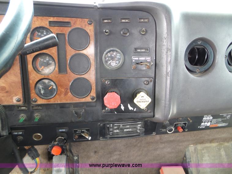 image for item L5064 1993 International 9400 semi truck