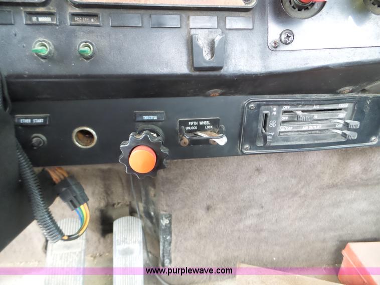 image for item L5064 1993 International 9400 semi truck