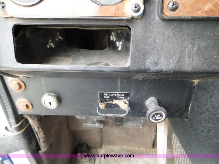 image for item L5064 1993 International 9400 semi truck