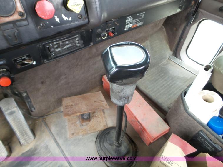 image for item L5064 1993 International 9400 semi truck