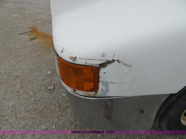 image for item L5064 1993 International 9400 semi truck