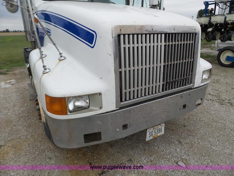 image for item L5064 1993 International 9400 semi truck