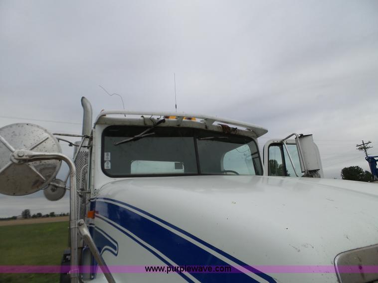 image for item L5064 1993 International 9400 semi truck