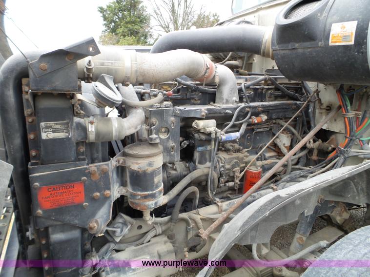 image for item L5064 1993 International 9400 semi truck