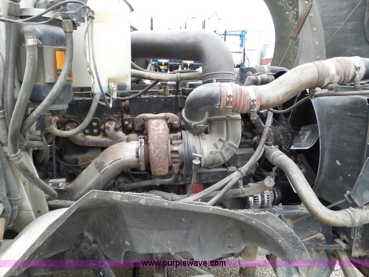 image for item L5064 1993 International 9400 semi truck