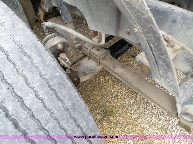 image for item L5064 1993 International 9400 semi truck