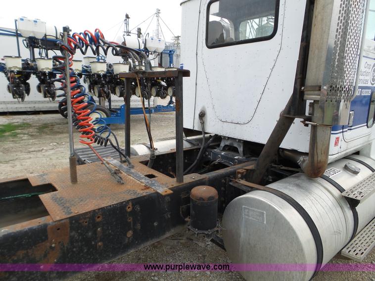 image for item L5064 1993 International 9400 semi truck