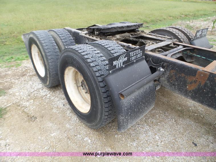 image for item L5064 1993 International 9400 semi truck