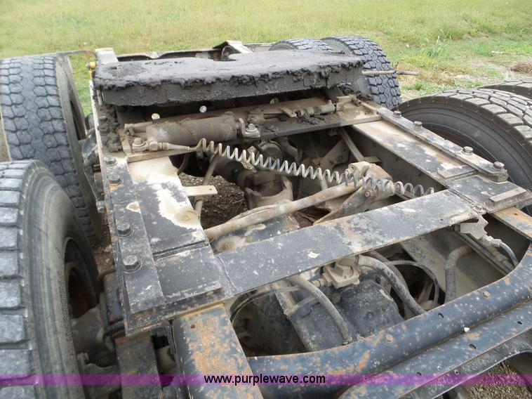 image for item L5064 1993 International 9400 semi truck