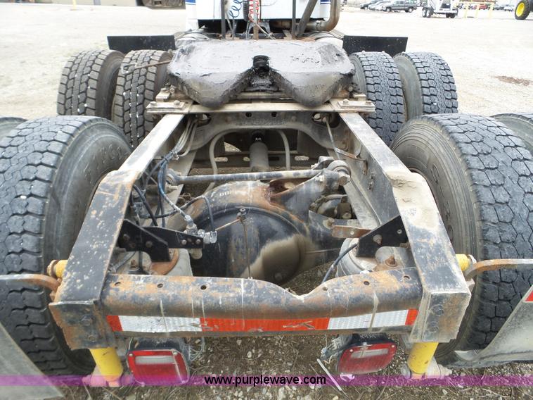 image for item L5064 1993 International 9400 semi truck