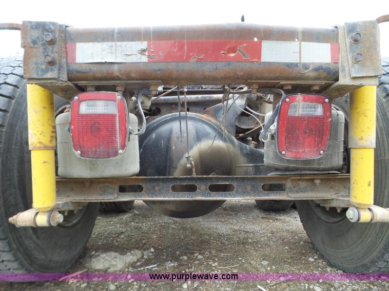 image for item L5064 1993 International 9400 semi truck