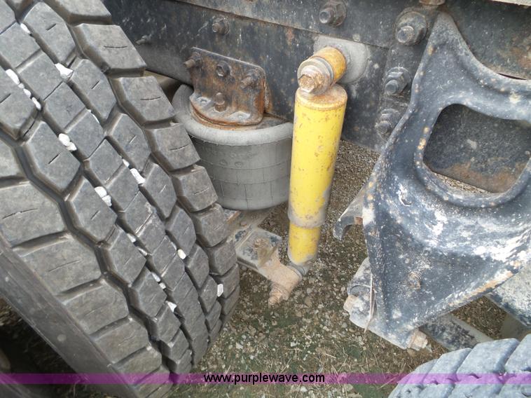 image for item L5064 1993 International 9400 semi truck