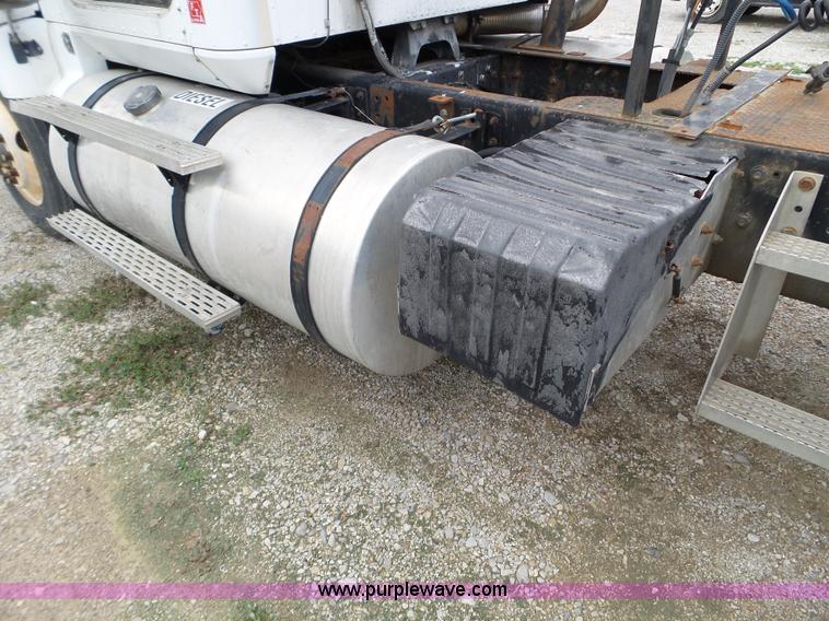 image for item L5064 1993 International 9400 semi truck