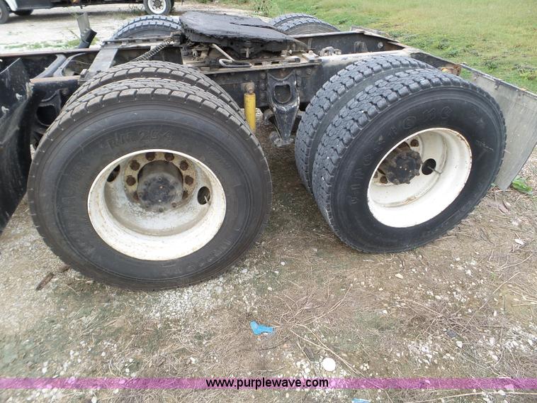 image for item L5064 1993 International 9400 semi truck