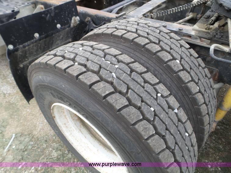 image for item L5064 1993 International 9400 semi truck