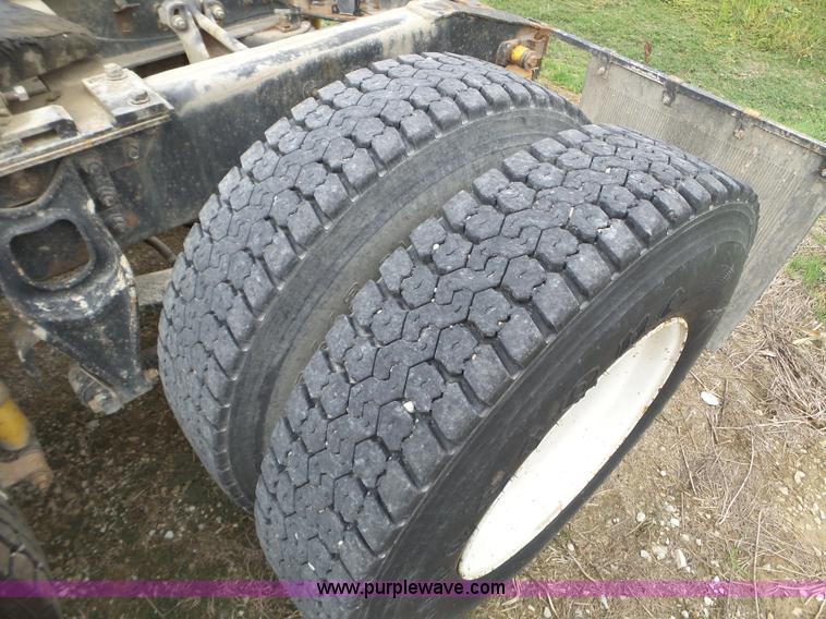 image for item L5064 1993 International 9400 semi truck