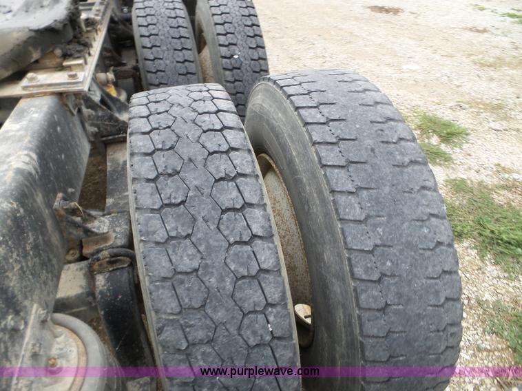 image for item L5064 1993 International 9400 semi truck