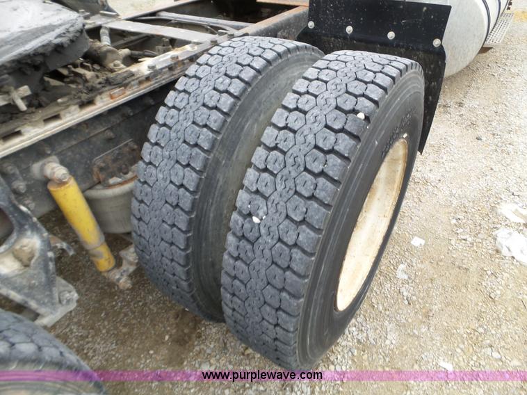 image for item L5064 1993 International 9400 semi truck