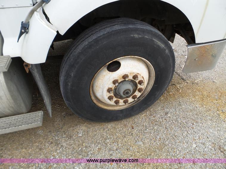 image for item L5064 1993 International 9400 semi truck